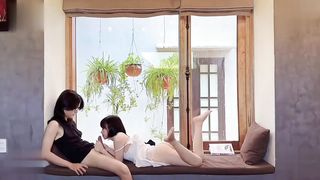 【69堂午夜视频】露脸嫩萝莉窗台打炮主动舔鸡巴抱起深插白浆被操出顺着腿流下来