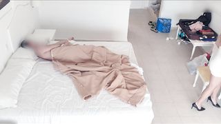 【69堂午夜视频】寂寞人妻误入陌生男人房间，立刻出轨大屌猛男